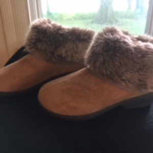 isotoner Shoes - womens isotoner Addie Boot slippers size 6.5-7 isotoner Shoes - womens isotoner Addie Boot slippers size 6.5-7